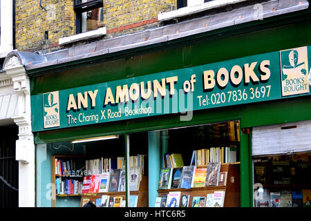 London England, UK. Jede Menge Bücher-Shop in Charing Cross Road (schlechter Grammatik - sollte "beliebig") Stockfoto