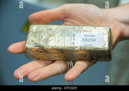 Eine Bar aus purem Gold verschmolzen aus Schrott gold Bits von Chris Walne, Laborleiter bei der Goldschmiede Unternehmen Assay Office statt. London, UK. Stockfoto