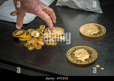 Sowie standard-Münzen testet das London Kontrollamt auch Gedenkmünzen. Hier eine Mischung aus reinem Gold 999 Beweis souveränen Münzen abgebildet. Stockfoto