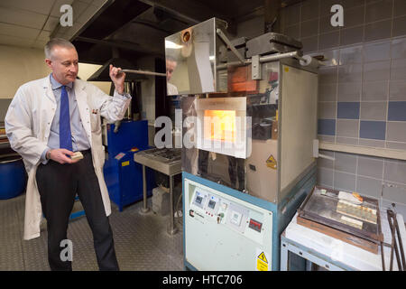 Chris Walne, Laborleiter, bei der Goldschmiede Unternehmen Assay Office, führt eine Reihe von chemischen Wärme Tests auf Münzen und Metalle. Stockfoto