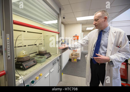 Chris Walne, Laborleiter, bei der Goldschmiede Unternehmen Assay Office, führt eine Reihe von chemischen Tests auf Münzen und Metalle. London, UK. Stockfoto