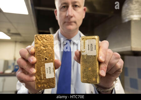 Eine Bar aus purem Gold verschmolzen aus Schrott gold Bits von Chris Walne, Laborleiter bei der Goldschmiede Unternehmen Assay Office statt. London, UK. Stockfoto