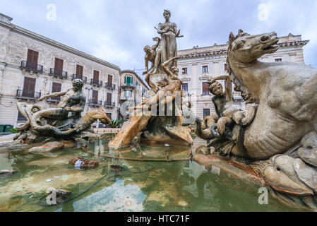 Artemis-Brunnen (auch genannt Diana Fountain) auf Archimedes Platz (Piazza Archimede) auf der Insel Ortygia, historischen Teil von Syrakus, Sizilien, Italien Stockfoto