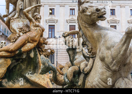 Artemis-Brunnen (auch genannt Diana Fountain) auf Archimedes Platz (Piazza Archimede) auf der Insel Ortygia, historischen Teil von Syrakus, Sizilien, Italien Stockfoto