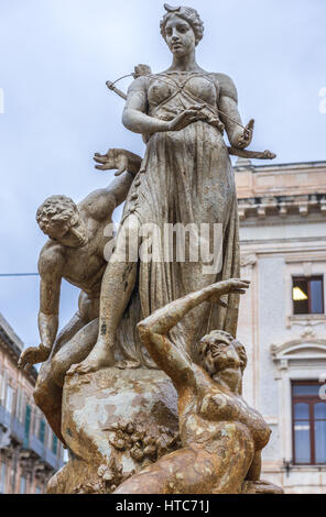 Artemis-Brunnen (auch genannt Diana Fountain) auf Archimedes Platz (Piazza Archimede) auf der Insel Ortygia, historischen Teil von Syrakus, Sizilien, Italien Stockfoto