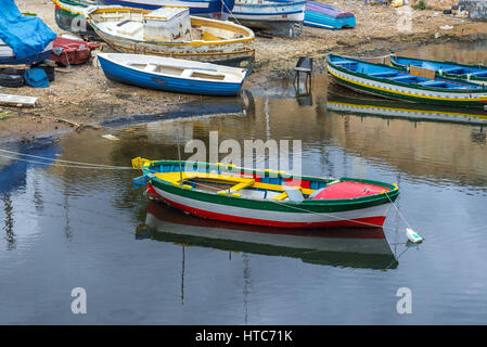 Boote der einheimischen Fischer am Yachthafen in Syrakus Stadt, südöstlich Ecke der Insel Sizilien, Italien Stockfoto