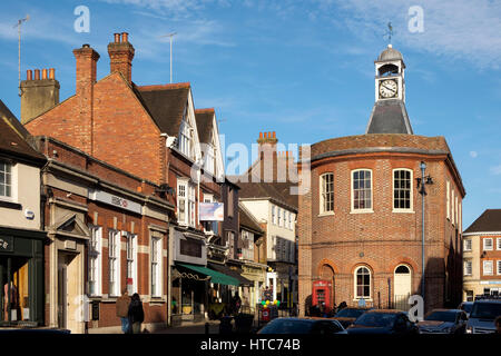 9. März 2017: The High Street in Reigate Surrey, mit dem alten Rathaus und Clock Tower Stockfoto