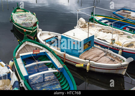 Boote der einheimischen Fischer am Yachthafen in Syrakus Stadt, südöstlich Ecke der Insel Sizilien, Italien Stockfoto