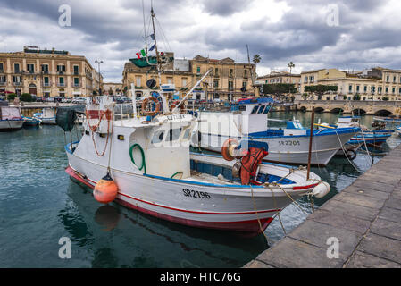 Lokale Fischer Boote am Yachthafen in Syrakus Stadt, südöstlich Ecke der Insel Sizilien, Italien. Umbertino Brücke im Hintergrund Stockfoto