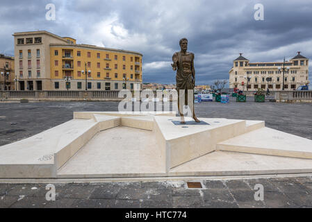 Statue von Archimedes von Syrakus in Syrakus Stadt, südöstlich Ecke der Insel Sizilien, Italien. Altes Postgebäude auf Hintergrund Stockfoto