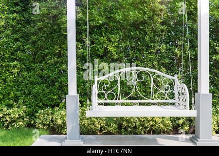 Veranda mit einem weißen Veranda-Schaukel im Garten im Haus. Stockfoto