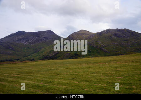 Die schottischen Berge Munro Beinn Sgritheall und Corbett Beinn Na h-Eaglaise von Arnisdale auf Loch Horn in den schottischen Highlands, Schottland, Großbritannien. Stockfoto