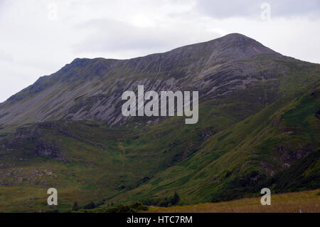 Die schottischen Berge Munro Beinn Sgritheall von Arnisdale auf Loch Horn in den schottischen Highlands, Schottland, Großbritannien. Stockfoto