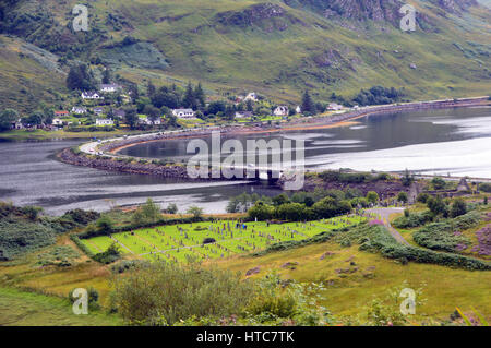 Causeway & hebt Duich Beerdigung Boden am Loch Duich aus den Fußweg zu den schottischen Berg Corbett Sgurr eine Airgid in den schottischen Highlands. Stockfoto
