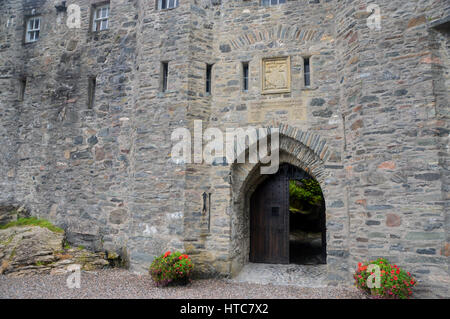 Das Fallgatter & Tor am Eingang zum Eilean Donan Castle auf der Road to the Isles in den schottischen Highlands. Stockfoto