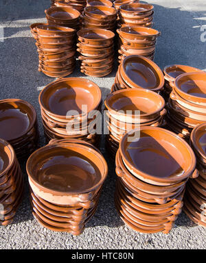 Keramik auf dem Display zum Verkauf in Mallorca, Balearen, Spanien geheftet. Stockfoto