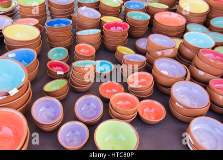 Bunte Keramik geheftet auf dem Display zum Verkauf in Mallorca, Balearen, Spanien. Stockfoto