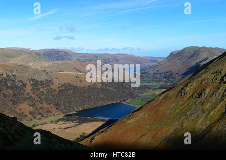 Blick über Brüder Wasser in Richtung Ullswater und Patterdale im englischen Lake District Stockfoto