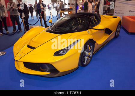 Dreiviertelansicht von einem gelben Ferrari LaFerrari Aperta auf dem Display an der 2017 London Classic Car Show Stockfoto