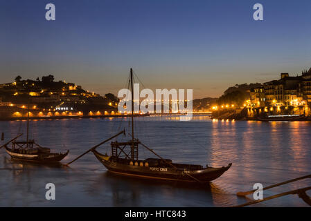 Porto und Douro River bei Abenddämmerung mal Portugal Stockfoto