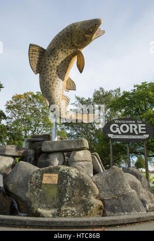 Gore, Southland, Neuseeland. Bachforelle Statue, Symbol für die Stadt Status als Welthauptstadt der Bachforellen Angeln. Stockfoto