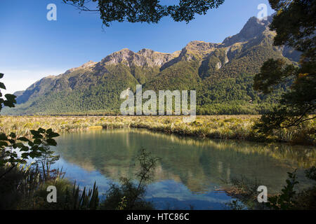 Knöpfe flach, Fiordland-Nationalpark, Southland, Neuseeland. Blick über Spiegel Seen bis zu den Bergen von Earl. Stockfoto