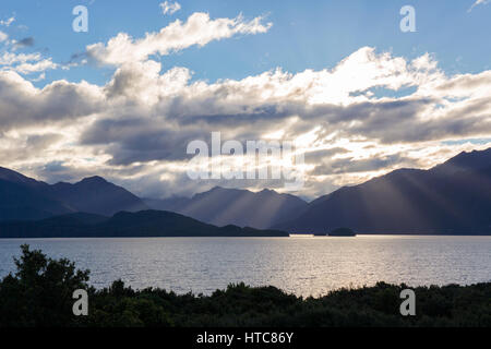 Te Anau, Southland, Neuseeland. Aussicht auf die Berge des Fjordland National Park, Lake Te Anau am Abend. Stockfoto