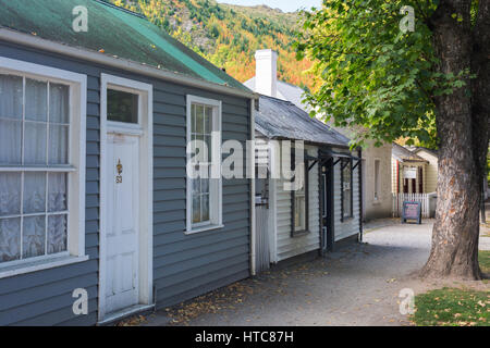 Arrowtown, Otago, Neuseeland. Folge der historischen Goldgräber Cottages in Buckingham Street. Stockfoto