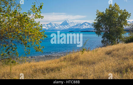 Twizel, Canterbury, Neuseeland. Blick über Lake Pukaki auf den Schnee bedeckten Gipfel des Aoraki/Mount Cook. Stockfoto