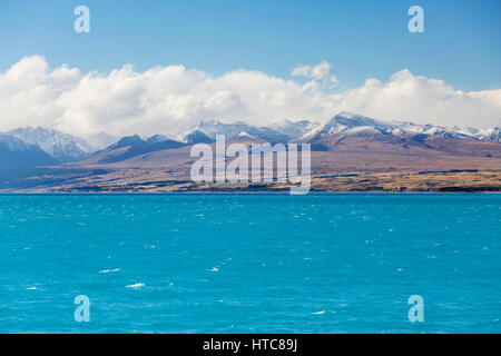Twizel, Canterbury, Neuseeland. Blick über das türkisfarbene Wasser des Lake Pukaki, die schneebedeckten Gipfel der südlichen Alpen. Stockfoto