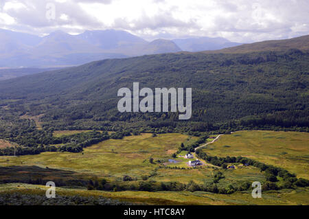 Inverskilavulin Lodge in Glen Loy vom Aufstieg von der schottischen Berge Corbett Beinn Bhan in den schottischen Highlands. Stockfoto