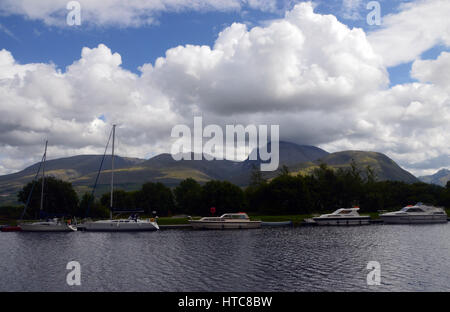 Sportboote und der Munros Anoach Mor, Carn Mor Dearg & Ben Nevis aus den Caladonian Canal in der Nähe von Fort William in den schottischen Highlands. Stockfoto