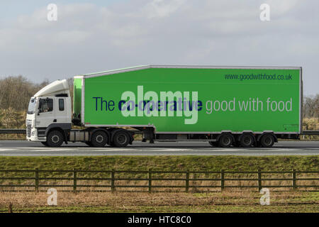 Verteilung & Transport - eines Sattelschleppers Lastkraftwagen (LKW) mit Co-op-Slogan, Reisen auf der A1 Autobahn - England, GB, UK. Stockfoto