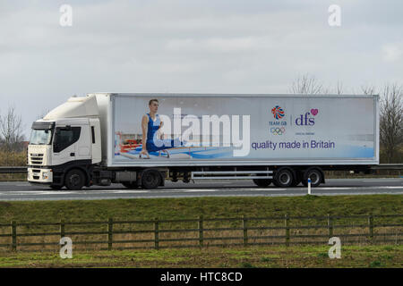 Verteilung & Transport - eines Sattelschleppers Lastkraftwagen (LKW) mit DFS-Logo auf der A1 Autobahn - England, GB, UK. Stockfoto