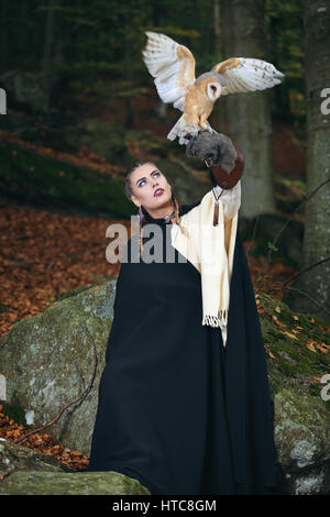 Offenen geflügelten Eule auf schöne Frau Arm. Fantasy und Märchen Stockfoto