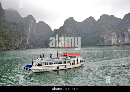 HALONG BAY – FEB 27: Touristische Dschunken Navigation durch den Karst Inseln in der Halong Bay. Dies ist eine erstklassige Reiseziele Vietnams und UNESCO Stockfoto