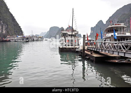 HALONG Bucht - 27 FEB: Touristische Dschunken Navigation durch den Karst Inseln in der Halong Bay. Dies ist eine erstklassige Reiseziele Vietnams und ein WELTERBESTATUS Stockfoto