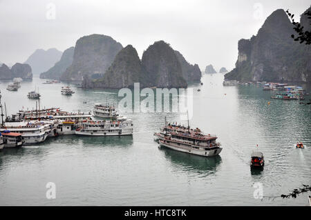 HALONG Bucht - 27 FEB: Touristische Dschunken Navigation durch den Karst Inseln in der Halong Bay. Dies ist eine erstklassige Reiseziele Vietnams und UNESCO Stockfoto