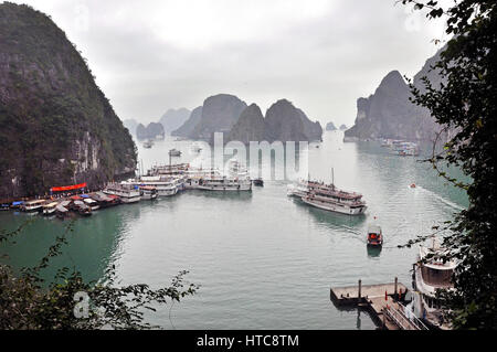 HALONG Bucht - 27 FEB: Touristische Dschunken Navigation durch den Karst Inseln in der Halong Bay. Dies ist eine erstklassige Reiseziele Vietnams und UNESCO Stockfoto