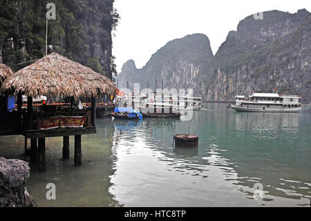 HALONG Bucht - 27 FEB: Touristische Dschunken Navigation durch den Karst Inseln in der Halong Bay. Dies ist eine erstklassige Reiseziele Vietnams und UNESCO Stockfoto