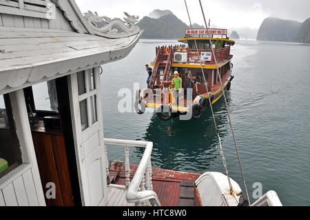 HALONG Bucht - 27 FEB: Touristische Dschunken Navigation durch den Karst Inseln in der Halong Bay. Dies ist eine erstklassige Reiseziele Vietnams und ein WELTERBESTATUS Stockfoto