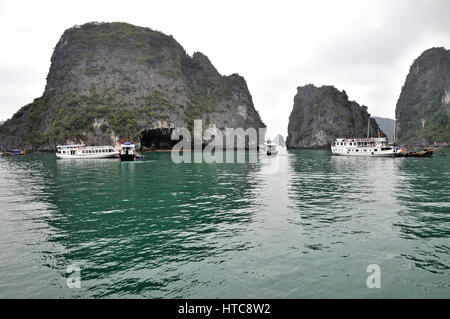 Schiffe, die in der Halong Bay, South China Sea, Vietnam Stockfoto