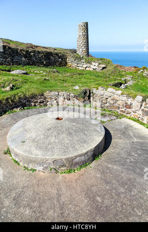 Porthmeor Tin Stempel mit seinen gut erhaltenen Buddle Wasserrad Gruben und kreisförmige Erz waschen Websites Stockfoto