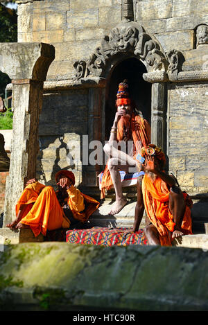 PASHUPATINATH, NEPAL - 8. Oktober: Heilige Sadhu Männer mit Dreadlocks und traditionellen bemaltem Gesicht Pashupatinath Tempel. Am 8. Oktober 2013 in Kathmandu Stockfoto