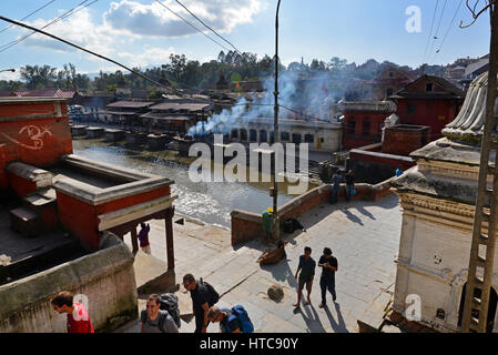 PASHUPATINATH - 8.Okt: Feuerbestattung Ghats und Zeremonie entlang dem Heiligen Bagmati-Fluss im Pashupatinath Tempel, am 8. Oktober 2013 in Kathmandu, Nepal. Das ist Stockfoto