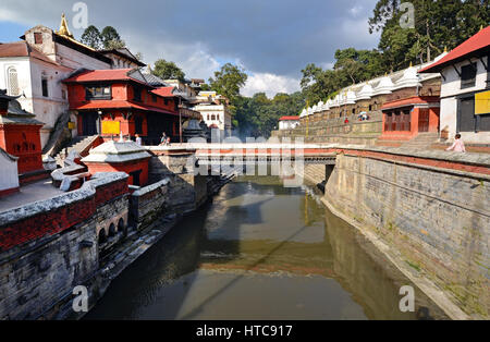 PASHUPATINATH - 8.Okt: Feuerbestattung Ghats und Zeremonie entlang dem Heiligen Bagmati-Fluss im Pashupatinath Tempel, am 8. Oktober 2013 in Kathmandu, Nepal. Das ist Stockfoto