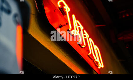 Ein Neon tattoo Zeichen von unten geschossen. Stockfoto