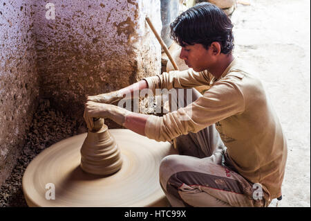 Junger Mann an der Töpferscheibe, Udaipur Stockfoto