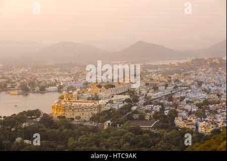 Blick über Lake Pichola und das Stadtschloss von machla Magra (Fisch), Udaipur Stockfoto