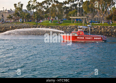 Orange County, CA Feuer Boot sprüht Wasser in Dana Point Harbor-Kanal. Stockfoto